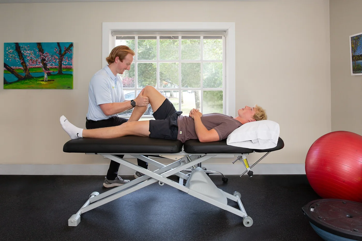 Physical therapist working one-on-one with a patient at Great Falls Physical Therapy.